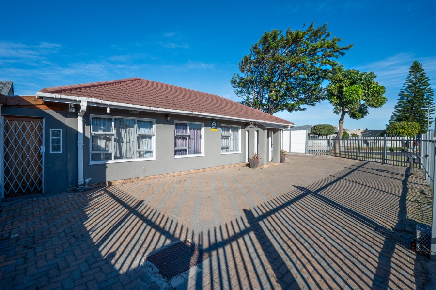 4 Bedroom Property for Sale in Perm Gardens Western Cape
